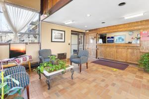 una sala de espera con sillas, un sofá y una mesa en FairBridge Inn and Suites West Point, en Highland Falls