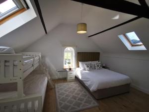 Knockreagh Farm Cottages, Callan, Kilkenny في كيلكيني: غرفة نوم مع سرير بطابقين ونافذة