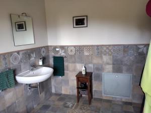TresanaにあるCa Giacomoのバスルーム(洗面台、鏡付)