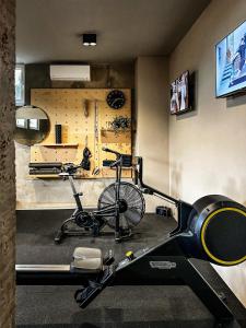 Una bicicleta en una cinta de correr en un gimnasio en Hotel Mediteran en Zadar