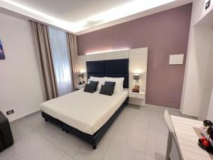um quarto com uma cama grande num quarto em Cinqueterre Behind em La Spezia