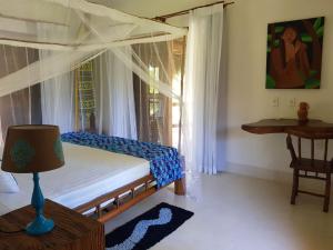 sypialnia z łóżkiem, stołem i oknem w obiekcie Udexere Eco House w mieście Santo André