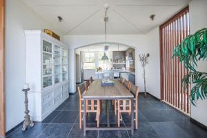 a dining room with a table and chairs at Villa L'Oasis in Oranjestad