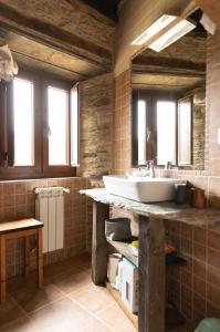 Vilar的住宿－CASA GRANDE VILAR，一间带水槽和镜子的浴室
