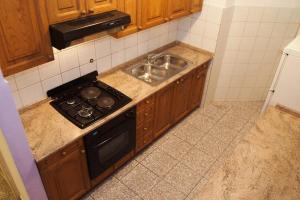 Il comprend une cuisine équipée d'une cuisinière et d'un évier. dans l'établissement Comfortable Apartment 6+2, à Makarska