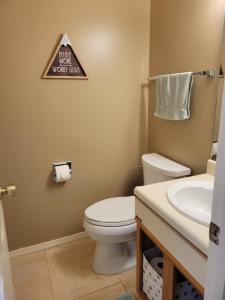 een badkamer met een toilet en een wastafel bij Preston Hollow in Bloomington