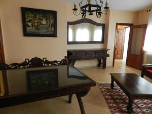 uma sala de estar com uma mesa e um banco em VillaDolores em La Alberca