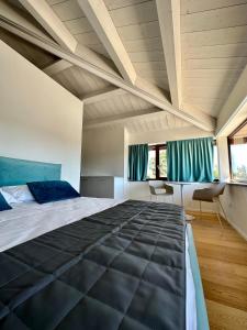 um quarto com uma cama grande e cortinas verdes em C House Rooms Lake em Peschiera del Garda