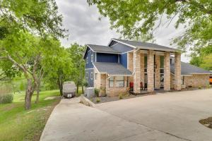 una casa azul con un coche aparcado delante de ella en Round Rock Vacation Rental about 22 Mi to Dtwn Austin! en Round Rock