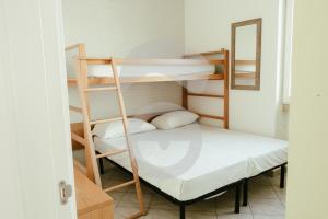 מיטה או מיטות קומותיים בחדר ב-la casa celeste di Paf