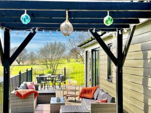 a pergola on a patio with a table and chairs at Talltrees - Uk42842 in Uplowman