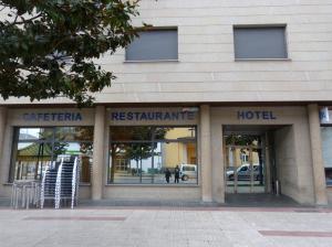 un edificio con un hotel delante en El Ancla, en Ponferrada
