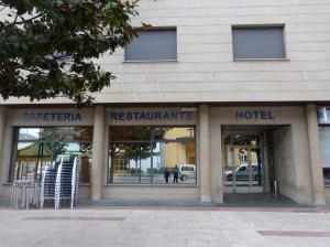 ein Gebäude mit einem Hotel davor in der Unterkunft El Ancla in Ponferrada