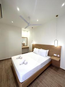 - une chambre avec un grand lit et 2 serviettes dans l'établissement Lissos Rooms Sougia, à Sougia