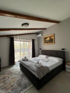 una camera da letto con un grande letto con asciugamani di Hotel Millenium Tirana a Tirana