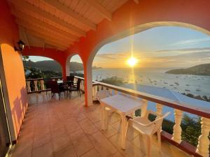 un balcón de una casa con vistas al océano en The View Villa, en Port Elizabeth