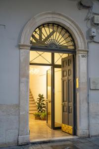 einen Eingang zu einem Gebäude mit einer Tür in der Unterkunft CASA ALMIKA PRINCIPE AMEDEO in Bari