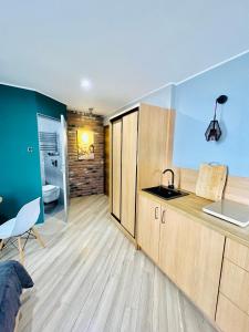 Kuchnia lub aneks kuchenny w obiekcie "Ku Słońcu" -Pokoje& Apartamenty - Jastrzębia Góra