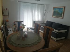利塔尼Vikendica Lep pogled的带桌子和沙发的客厅