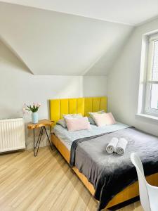 Łóżko lub łóżka w pokoju w obiekcie "Ku Słońcu" -Pokoje& Apartamenty - Jastrzębia Góra