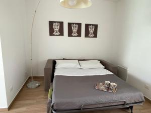 1 cama en una habitación con 3 cuadros en la pared en Testa di Moro, en Marsala