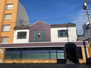 una casa con una puerta delante de un edificio en Hotel Casa Morada FC, en Bogotá