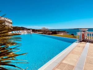 einen großen Pool mit Blick auf das Wasser in der Unterkunft Cannes - Appartement rénové avec vue mer imprenable in Cannes