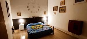 a bedroom with a bed and a clock on the wall at Appartamento Giada in Noto