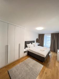 سرير أو أسرّة في غرفة في River Walk Sarajevo - Layan Apartment +54 صورة