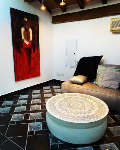 sala de estar con sofá y mesa en Civico 18 B&B en Montecchio Emilia