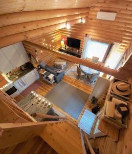 una vista aérea de una sala de estar en una cabaña de madera en Mökki järven rannalla mäntymetsässä en Forssa