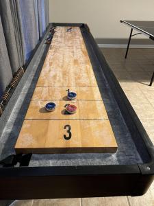 una mesa de ping pong con el número tres. en Spacious 3 bedroom home near Amphitheater/Baseball/shopping and much more en Pearl