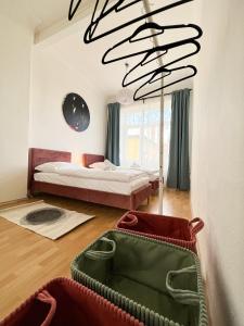 1 Schlafzimmer mit 2 Betten und einem großen Kronleuchter in der Unterkunft Arch Apartment in Třebíč in Třebíč