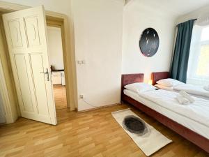 Postel nebo postele na pokoji v ubytování Arch Apartment in Třebíč