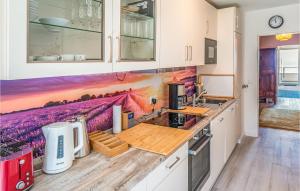 uma cozinha com um mural de flores roxas na parede em Nice Apartment In Flensburg With Kitchen em Flensburg