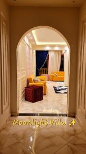 ‘Ezbet Sa‘dî Mugâwir的住宿－مون لايت Moon Light Villa，客厅的拱门,配有黄色家具