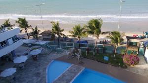 Blick auf den Strand vom Balkon eines Resorts in der Unterkunft Apart_Hotel Ponta negra in Natal