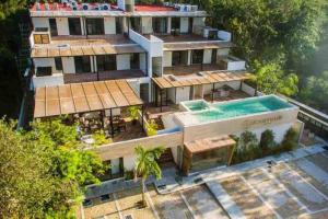 an aerial view of a building with a swimming pool at Depto lujoso con jacuzzi privado, Piscina y jungle Gym in Tulum