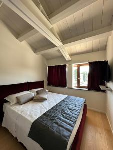 um quarto com uma cama grande num quarto em C House Rooms Lake em Peschiera del Garda