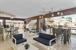 zona de comedor con sillas, mesa y bar en Deco Boutique Hotel, en Fort Lauderdale