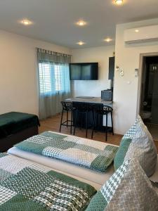 Μια τηλεόραση ή/και κέντρο ψυχαγωγίας στο Apartment Im Sand nahe am See