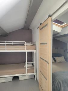 ル・ボーセにあるBastide Cigalineの二段ベッド2台とベッド1台が備わる客室です。