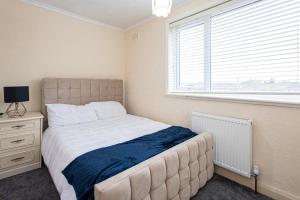 Un dormitorio con una cama grande y una ventana en M9 Guest House, en Mánchester