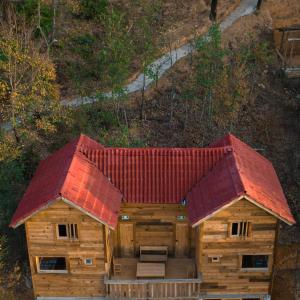 a model of a log cabin with a red roof at Colibri - Cabañas Puerto del Zopilote in Pinal de Amoles