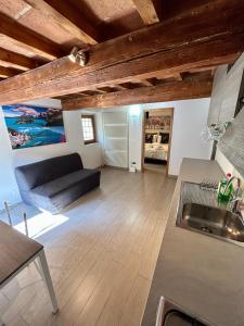 A kitchen or kitchenette at Home Cavour Florence