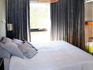 Säng eller sängar i ett rum på Holiday home Förslöv