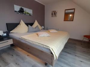 1 dormitorio con 1 cama con sábanas y almohadas blancas en Apartment in Kleines Wiesental, Sallneck, en Sallneck