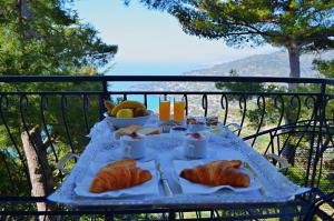 un tavolo con un piatto di pane e frutta sopra di La Riserva di Castel d'Appio- Charme & Relax a Ventimiglia