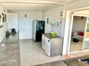 O bucătărie sau chicinetă la Villa Tramontane. Vue mer. 2 chambres. Ferry Deshaies. +7 fotografii