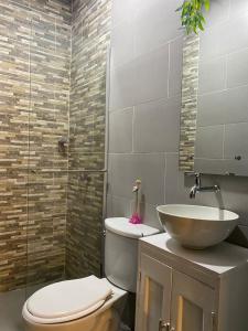 MompósにあるCasa MeyMarのバスルーム(トイレ、洗面台付)